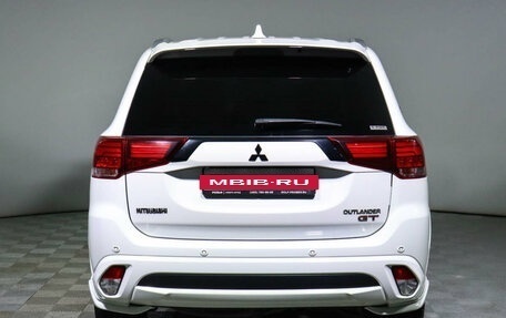 Mitsubishi Outlander III рестайлинг 3, 2018 год, 3 390 000 рублей, 6 фотография