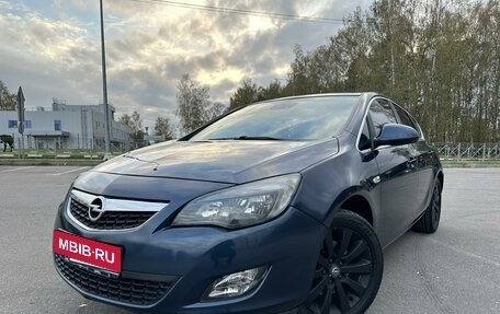 Opel Astra J, 2010 год, 900 000 рублей, 1 фотография