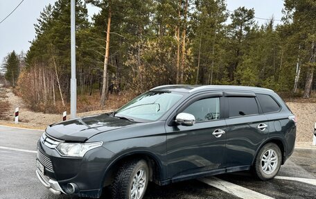 Mitsubishi Outlander III рестайлинг 3, 2014 год, 2 100 000 рублей, 2 фотография