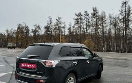 Mitsubishi Outlander III рестайлинг 3, 2014 год, 2 100 000 рублей, 4 фотография