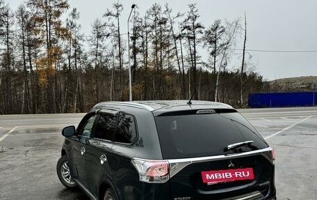 Mitsubishi Outlander III рестайлинг 3, 2014 год, 2 100 000 рублей, 3 фотография