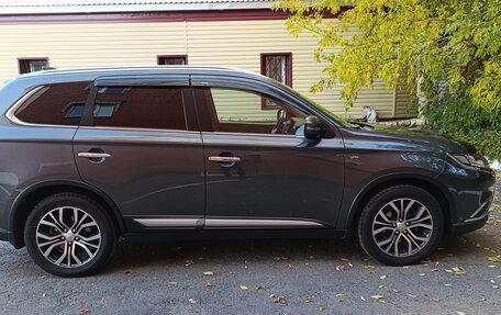 Mitsubishi Outlander III рестайлинг 3, 2018 год, 2 999 999 рублей, 8 фотография