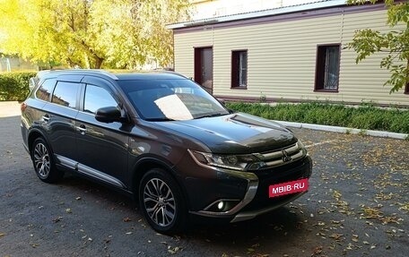 Mitsubishi Outlander III рестайлинг 3, 2018 год, 2 999 999 рублей, 6 фотография