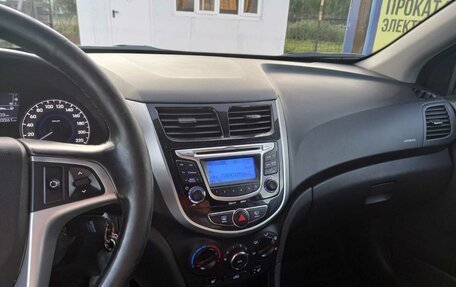 Hyundai Solaris II рестайлинг, 2011 год, 420 000 рублей, 4 фотография