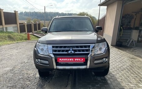 Mitsubishi Pajero IV, 2015 год, 2 600 000 рублей, 2 фотография