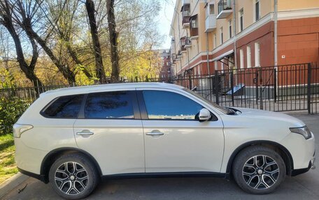 Mitsubishi Outlander III рестайлинг 3, 2014 год, 1 700 000 рублей, 10 фотография