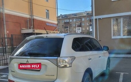 Mitsubishi Outlander III рестайлинг 3, 2014 год, 1 700 000 рублей, 9 фотография