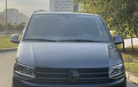 Volkswagen Multivan T6 рестайлинг, 2016 год, 3 800 000 рублей, 1 фотография