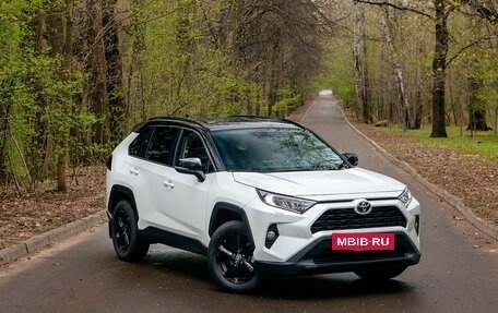 Toyota RAV4, 2021 год, 3 550 000 рублей, 2 фотография