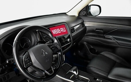 Mitsubishi Outlander III рестайлинг 3, 2021 год, 2 600 000 рублей, 9 фотография