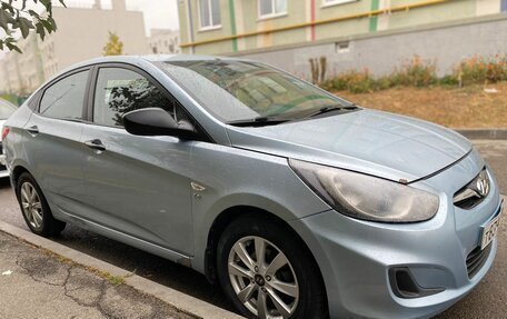 Hyundai Solaris II рестайлинг, 2012 год, 800 000 рублей, 2 фотография