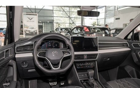 Volkswagen Tiguan II, 2023 год, 6 000 000 рублей, 8 фотография