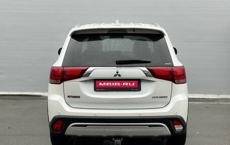 Mitsubishi Outlander III рестайлинг 3, 2020 год, 3 265 000 рублей, 4 фотография