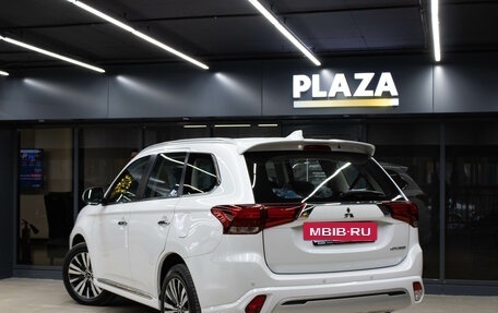 Mitsubishi Outlander III рестайлинг 3, 2022 год, 4 169 000 рублей, 3 фотография