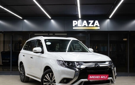 Mitsubishi Outlander III рестайлинг 3, 2022 год, 4 169 000 рублей, 2 фотография