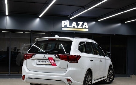 Mitsubishi Outlander III рестайлинг 3, 2022 год, 4 169 000 рублей, 4 фотография