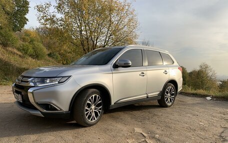 Mitsubishi Outlander III рестайлинг 3, 2017 год, 2 050 000 рублей, 5 фотография