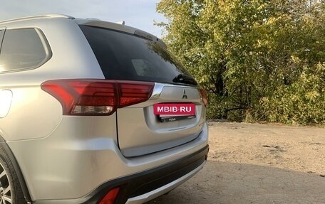 Mitsubishi Outlander III рестайлинг 3, 2017 год, 2 050 000 рублей, 2 фотография