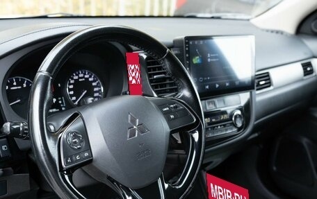 Mitsubishi Outlander III рестайлинг 3, 2015 год, 1 900 000 рублей, 10 фотография