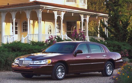 Lincoln Town Car III рестайлинг, 2000 год, 600 000 рублей, 1 фотография