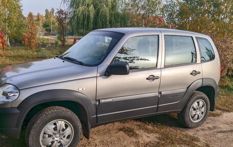 Chevrolet Niva I рестайлинг, 2018 год, 950 000 рублей, 3 фотография