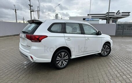 Mitsubishi Outlander III рестайлинг 3, 2022 год, 2 600 000 рублей, 2 фотография