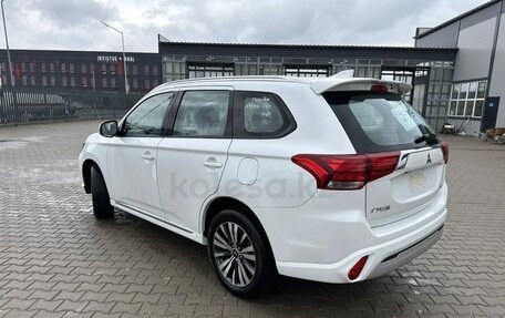 Mitsubishi Outlander III рестайлинг 3, 2022 год, 2 600 000 рублей, 3 фотография