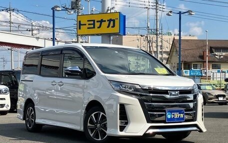 Toyota Noah III, 2020 год, 2 420 000 рублей, 3 фотография