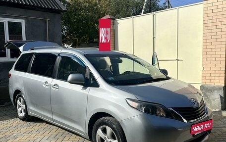 Toyota Sienna III, 2015 год, 2 600 000 рублей, 12 фотография