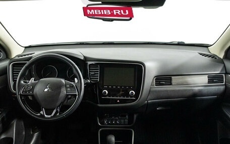 Mitsubishi Outlander III рестайлинг 3, 2021 год, 3 389 000 рублей, 13 фотография