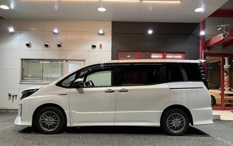 Toyota Noah III, 2018 год, 2 200 222 рублей, 8 фотография