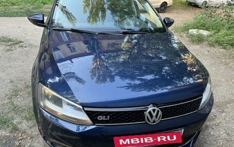 Volkswagen Jetta VI, 2013 год, 1 250 000 рублей, 2 фотография