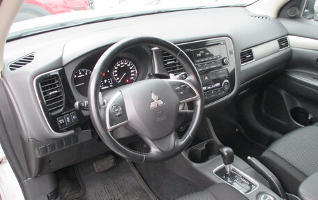 Mitsubishi Outlander III рестайлинг 3, 2013 год, 1 699 000 рублей, 10 фотография