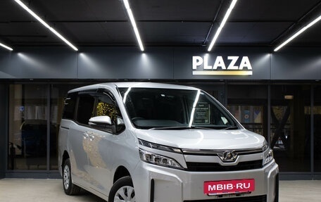 Toyota Voxy III, 2019 год, 2 499 000 рублей, 2 фотография