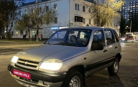 Chevrolet Niva I рестайлинг, 2003 год, 285 000 рублей, 1 фотография