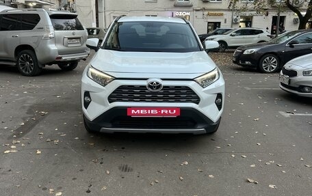 Toyota RAV4, 2021 год, 3 675 000 рублей, 2 фотография