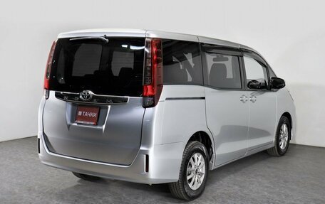 Toyota Noah III, 2017 год, 2 345 000 рублей, 6 фотография