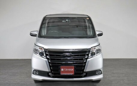 Toyota Noah III, 2017 год, 2 345 000 рублей, 2 фотография