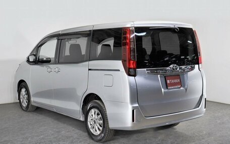 Toyota Noah III, 2017 год, 2 345 000 рублей, 4 фотография