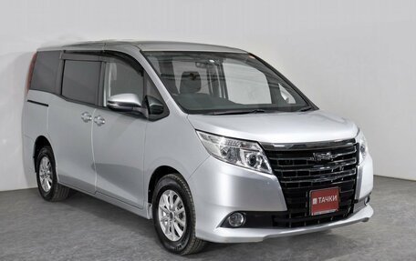 Toyota Noah III, 2017 год, 2 345 000 рублей, 3 фотография