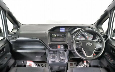 Toyota Noah III, 2017 год, 2 345 000 рублей, 14 фотография