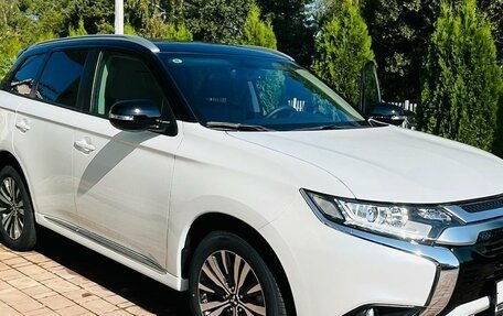 Mitsubishi Outlander III рестайлинг 3, 2022 год, 3 599 000 рублей, 2 фотография