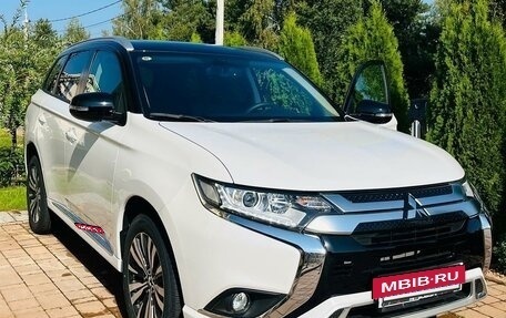 Mitsubishi Outlander III рестайлинг 3, 2022 год, 3 599 000 рублей, 3 фотография