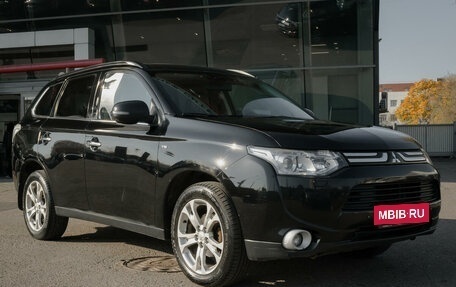 Mitsubishi Outlander III рестайлинг 3, 2013 год, 1 645 000 рублей, 3 фотография