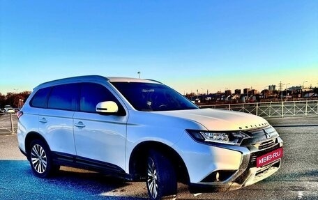 Mitsubishi Outlander III рестайлинг 3, 2020 год, 2 350 000 рублей, 2 фотография