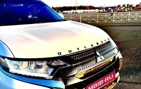 Mitsubishi Outlander III рестайлинг 3, 2020 год, 2 350 000 рублей, 4 фотография