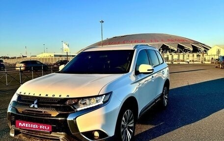 Mitsubishi Outlander III рестайлинг 3, 2020 год, 2 350 000 рублей, 5 фотография