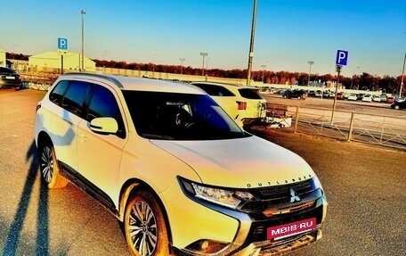 Mitsubishi Outlander III рестайлинг 3, 2020 год, 2 350 000 рублей, 7 фотография