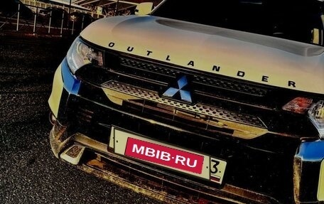 Mitsubishi Outlander III рестайлинг 3, 2020 год, 2 350 000 рублей, 11 фотография