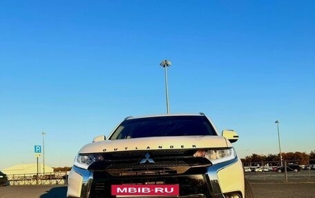 Mitsubishi Outlander III рестайлинг 3, 2020 год, 2 350 000 рублей, 16 фотография